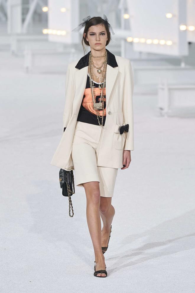 Traje de chaqueta y pantalón corto combinado con sandalias, de la colección primavera-verano 2021 de Chanel