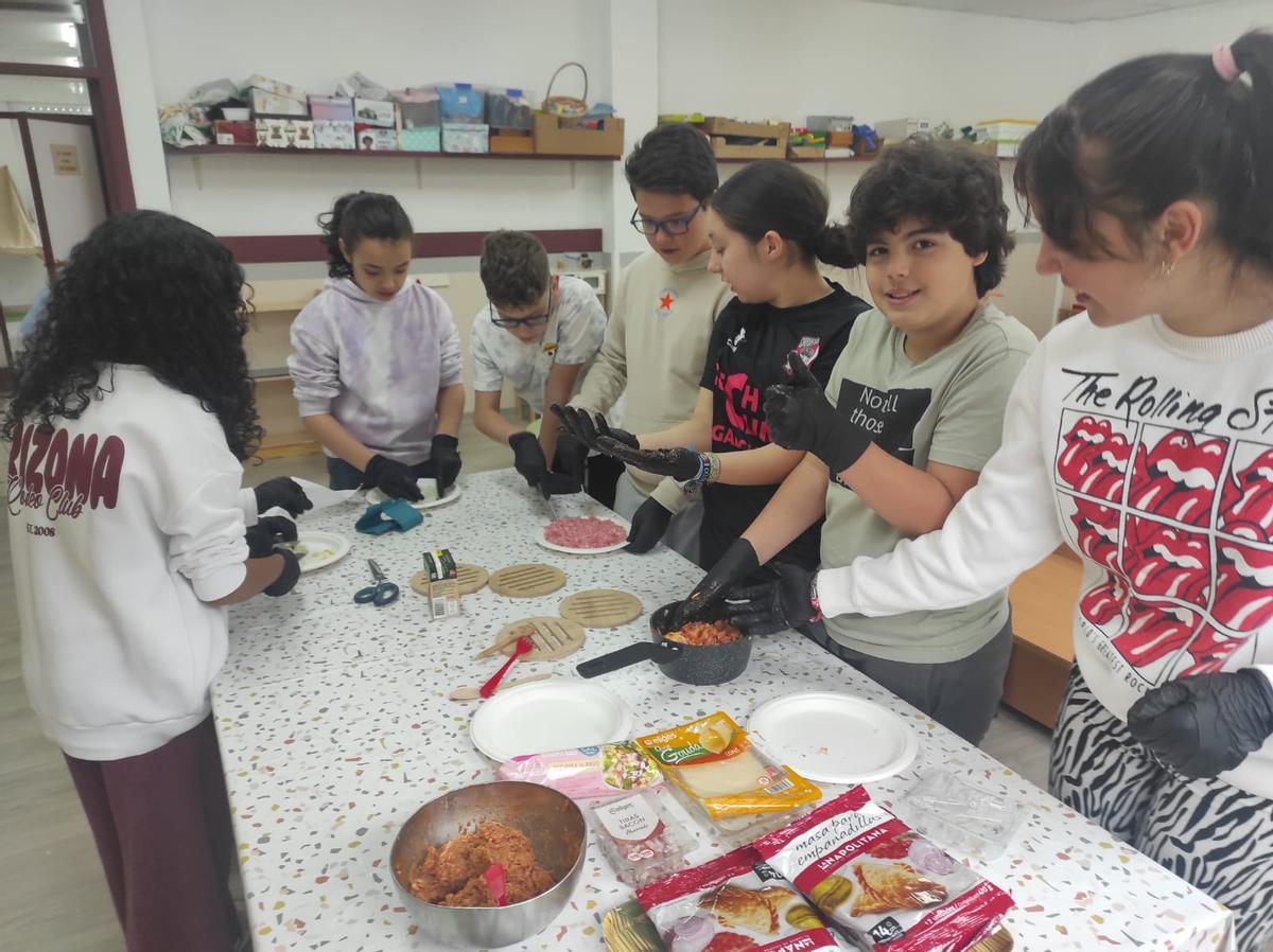 Alumnado do CEIP Plurilingüe Paraixal cociñando.