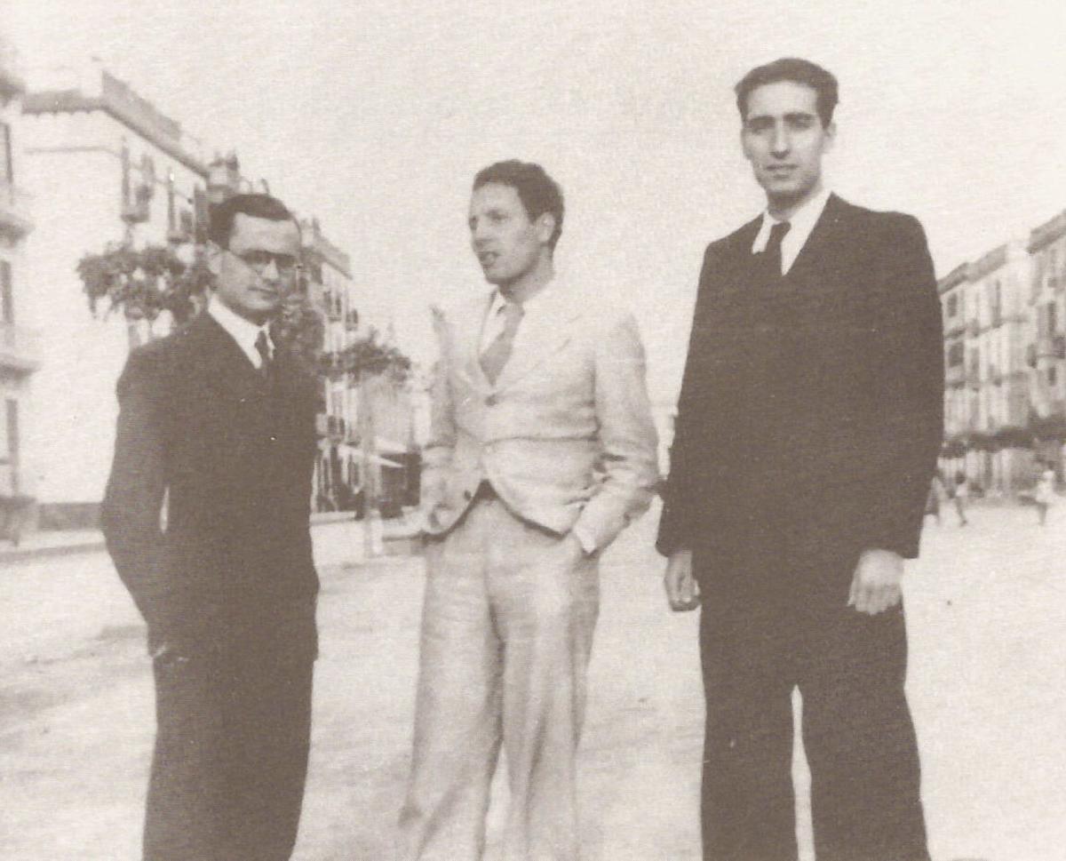 Al passeig de s’Alamera, Aquilí Tur Oliver, Cosme Vidal Llàser i Marià Villangómez, el 1935, tres amics units per l’amistat i per l’amor a les lletres. / foto Marià Villangómez. Fotobiografia