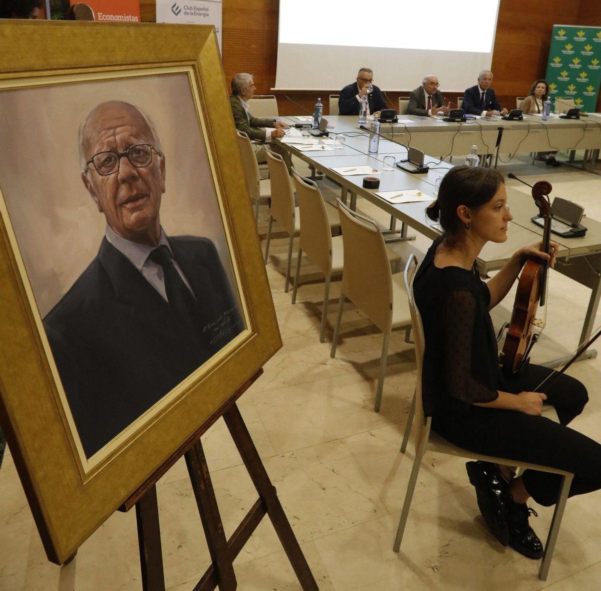 En primer término, retrato de Fernando Álvarez Balbuena obra de Favila; a la derecha, la violista Paula Torroba, en segundo plano, Agustín Biscayar, Juan García, Benigno Pendás, Raimundo Abando y Flor Álvarez. | Ricardo Solís