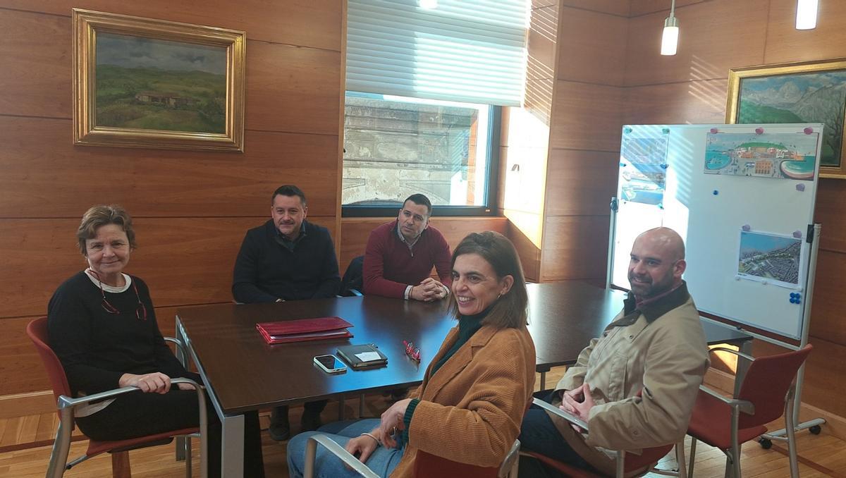 Carmen Moriyón, a la izquierda junto a Lanero, Muñiz y los ediles Mitre y Martínez Salvador.