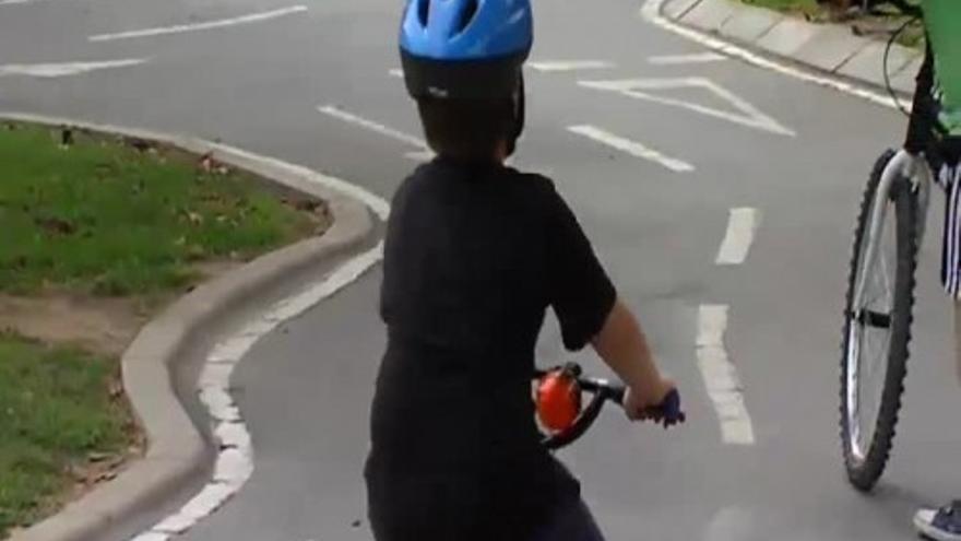 Los menores de 16 años tienen que llevar casco en la bici