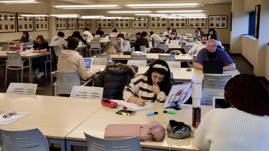 Los gijoneses dictan sentencia sobre la atención al ciudadano en los centros municipales: "Exige un esfuerzo constante"