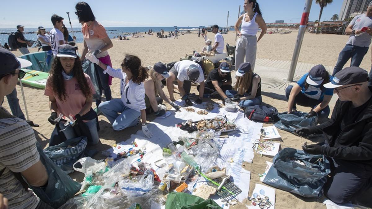 Recogida de residuos en la playa de Barcelona, organizada por Surfrider y Buff.