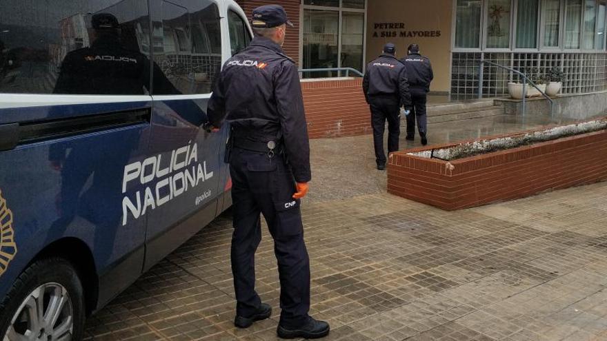 El momento de la donación en el centro de mayores La Molineta de Petrer