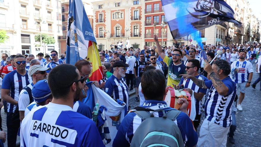 La afición del Alcoyano se echa a la calle para reclamar la continuidad del club en la ciudad