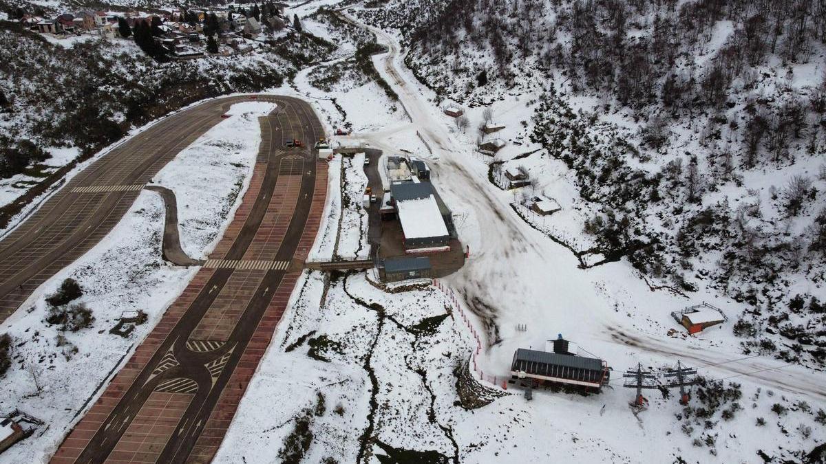 El aparcamiento y la parte baja de la estación de esquí de Fuentes de Invierno.