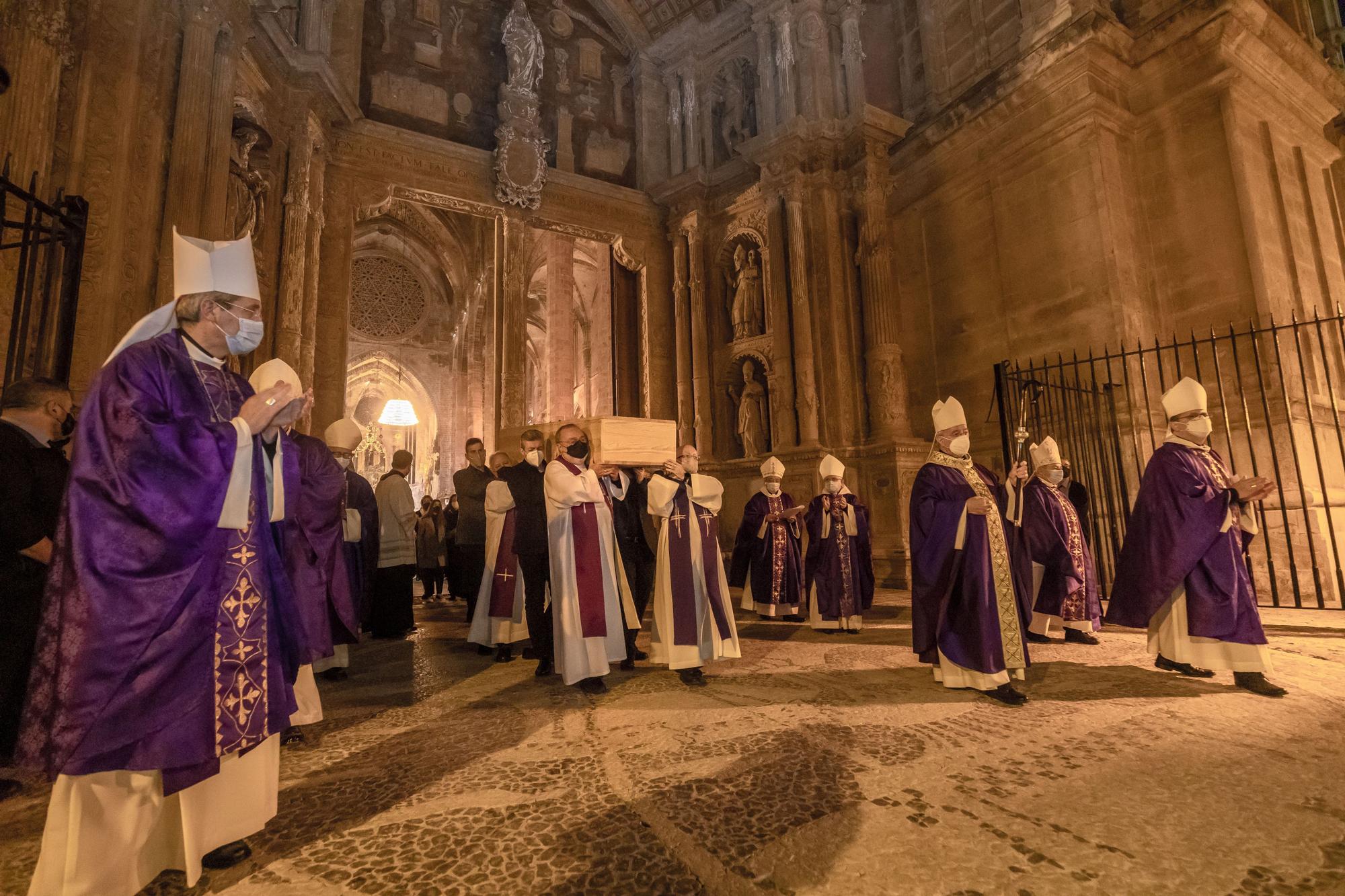 Mas de 1.200 personas abarrotan la seu para dar el último adiós al obispo Toni Vadell