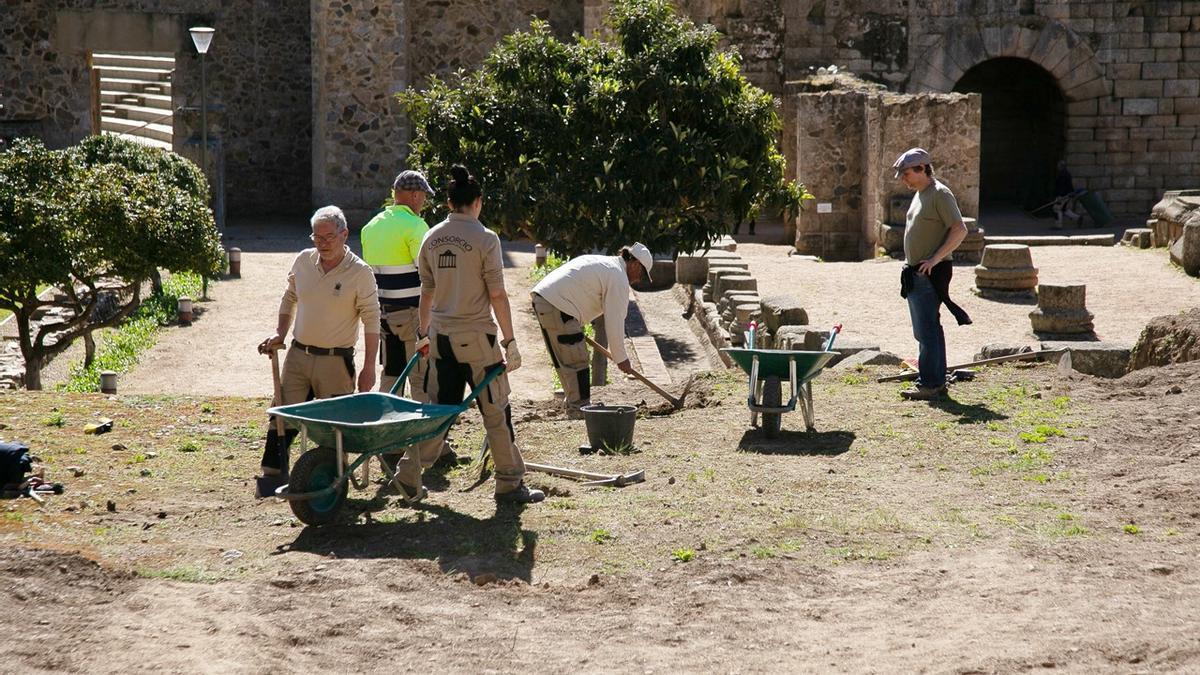 Arqueólogos trabajando en el recinto del teatro y anfiteatro romanos de Mérida.
