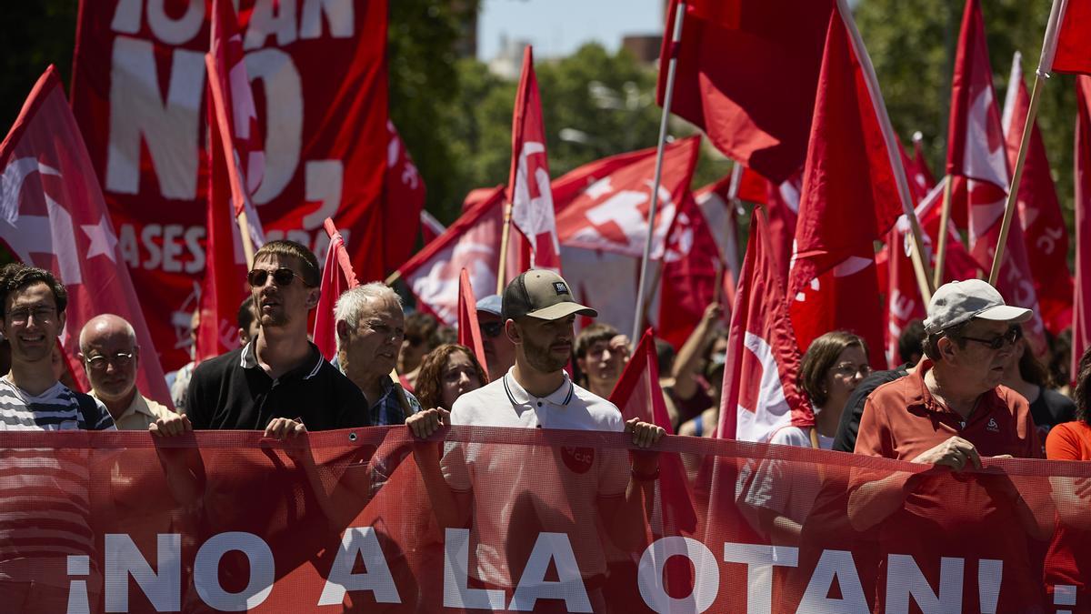 Multitudinaria protesta contra la celebración de la cumbre de la OTAN en Madrid