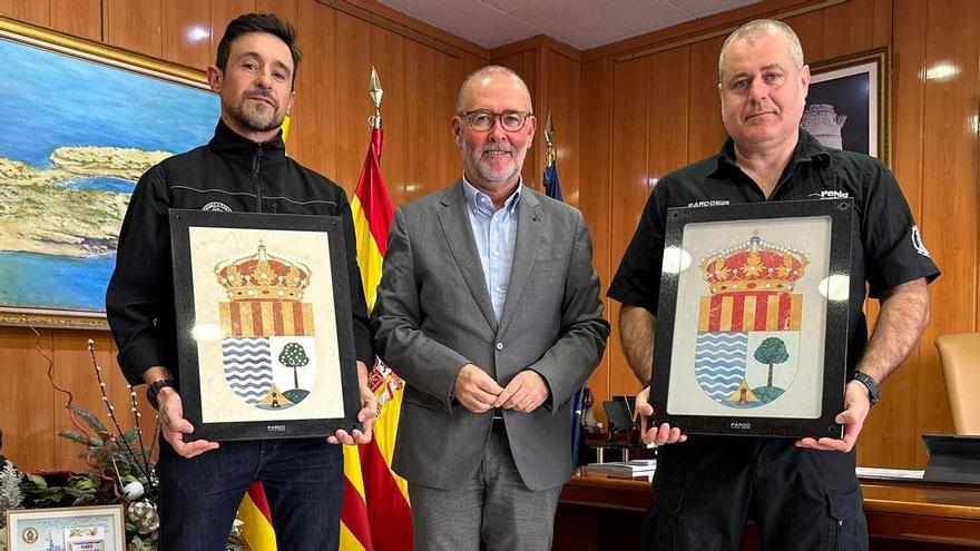 El alcalde Juanjo Berenguer recibe los escudos de El Campello confeccionados por artesanos.