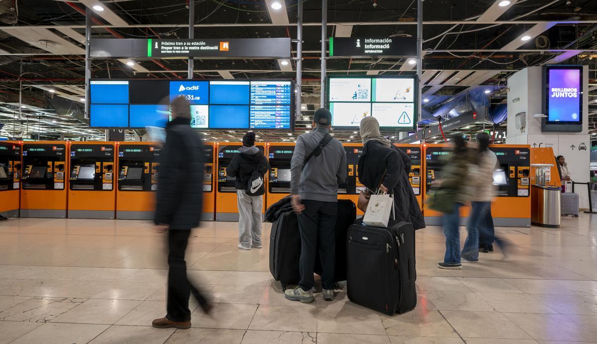 Máquinas de venta de billetes de Rodalies con el ‘Fuera de servicio’ en la estación de Sants, en una jornada con todo el servicio de trenes de Rodalies de Renfe suspendido.