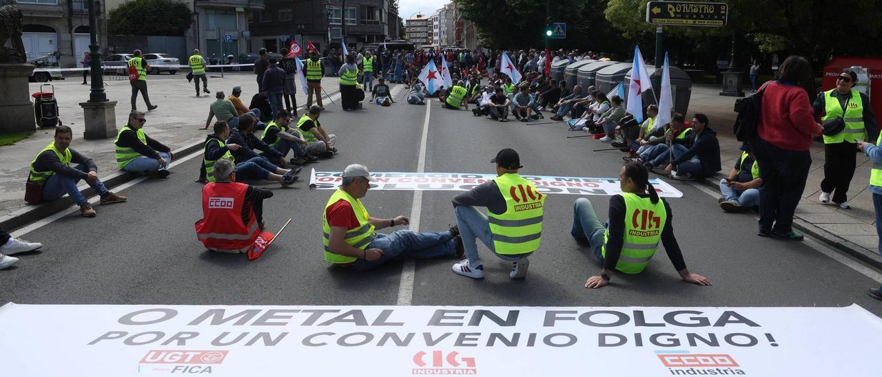 Sentada de los trabajadores en Ravella, al final de la marcha.
