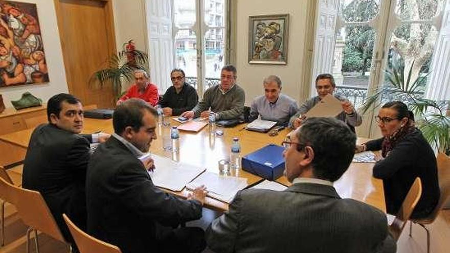 Una de las reuniones de la mesa de negociación. // Jesús Regal