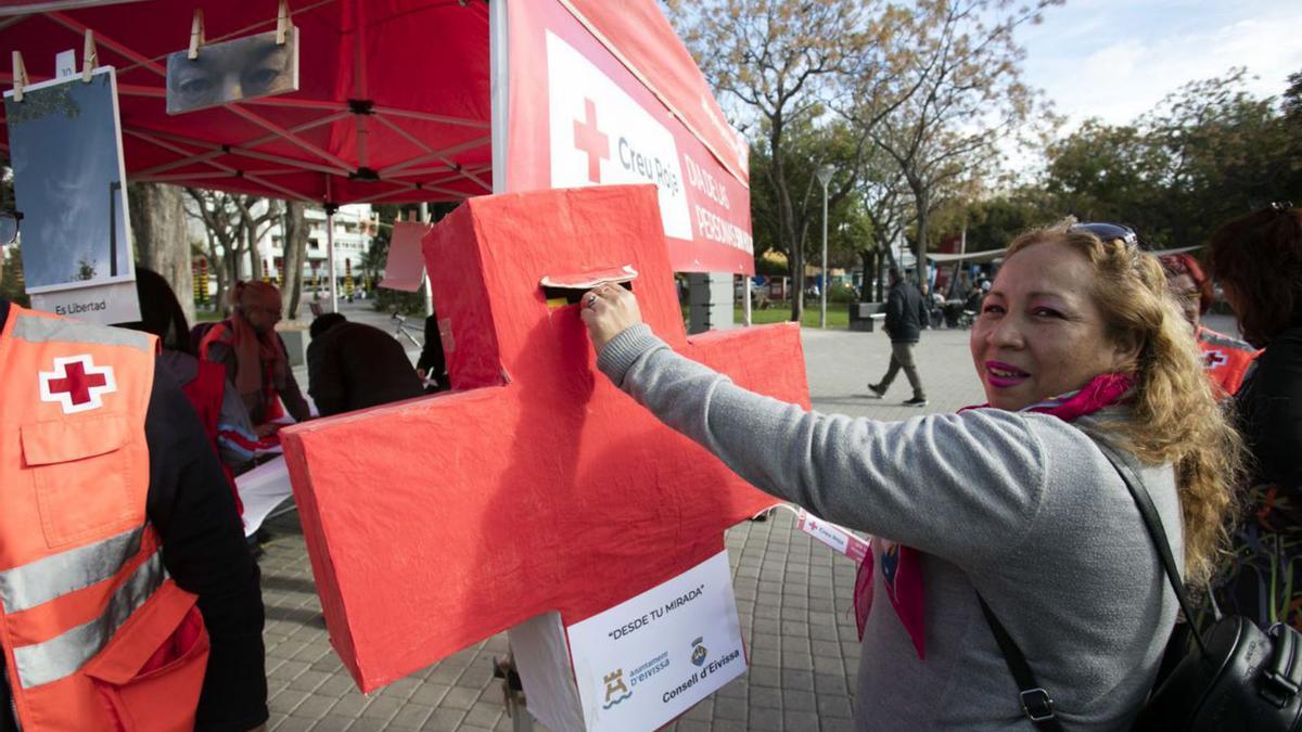 Una mujer introduce su voto en el buzón.