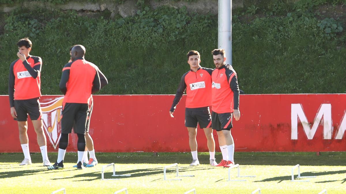 Campuzano y Manu García, a la derecha, durante el entrenamiento del Sporting.