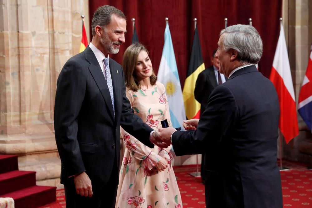 Felipe VI entrega las insignias a los ganadores ...