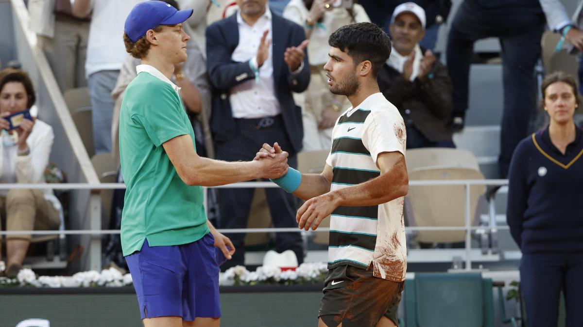 Alcaraz y Sinner se saludan en la pasada final de Roland Garros