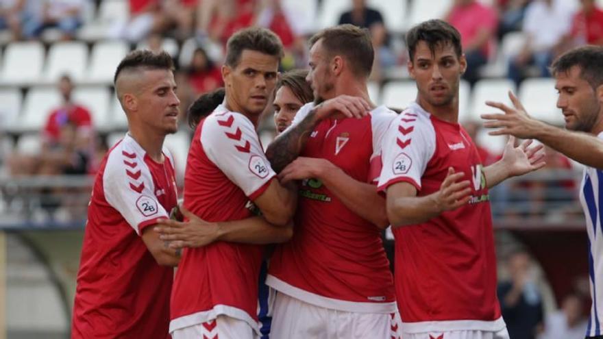 Aquino, Hugo Álvarez, Charlie Dean y Manel, preparados para un córner ante el Recreativo.