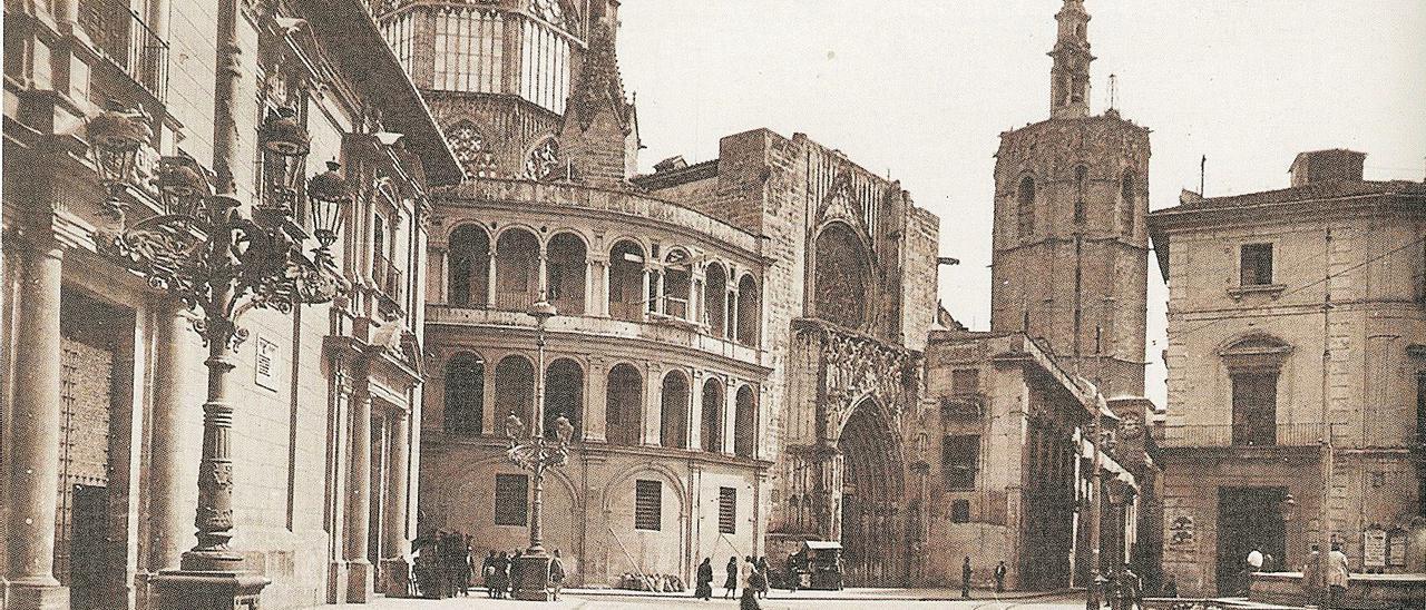 La plaza de la Reina es el centro topnímico y origen de València y ha sido renombrado en diez ocasiones, tres de ellas (1813, 1820 y 18875) como plaza de la Constitución