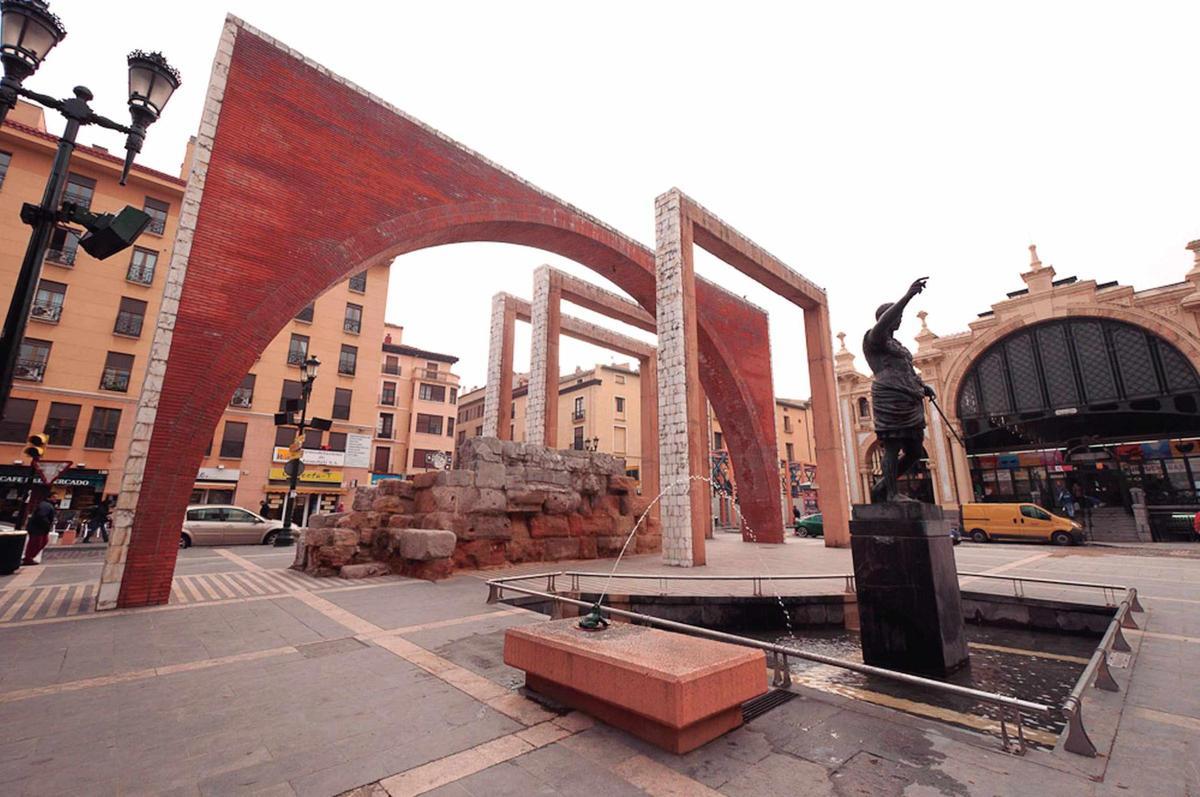 Alegoría de la Puerta de la Paz (2012), representación simbólica de la Puerta de Toledo, consturida en 1989