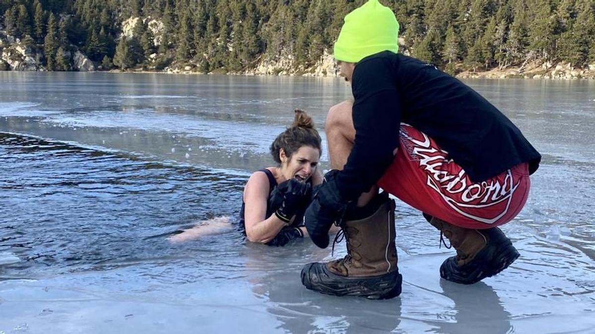 Jean-François ayuda a salir del agua a una de las participantes.