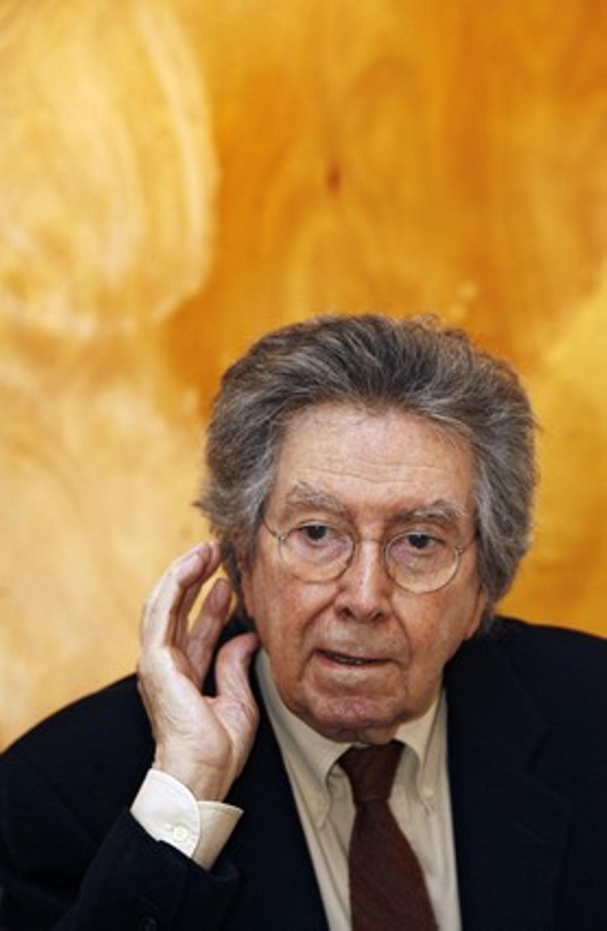 El pintor Antoni Tàpies durant una conferència l’any 2006.