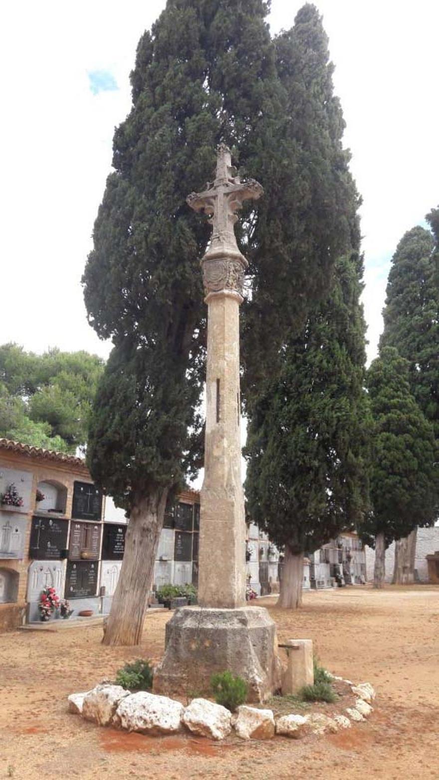 Cruz en el cementerio de Buñol