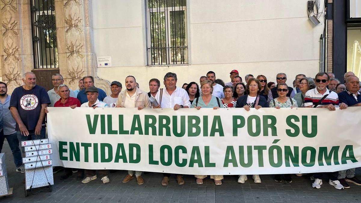 Vecinos de Villarrubia hicieron entrega la semana pasada de 2.600 firmas pidiendo mayor autonomía.