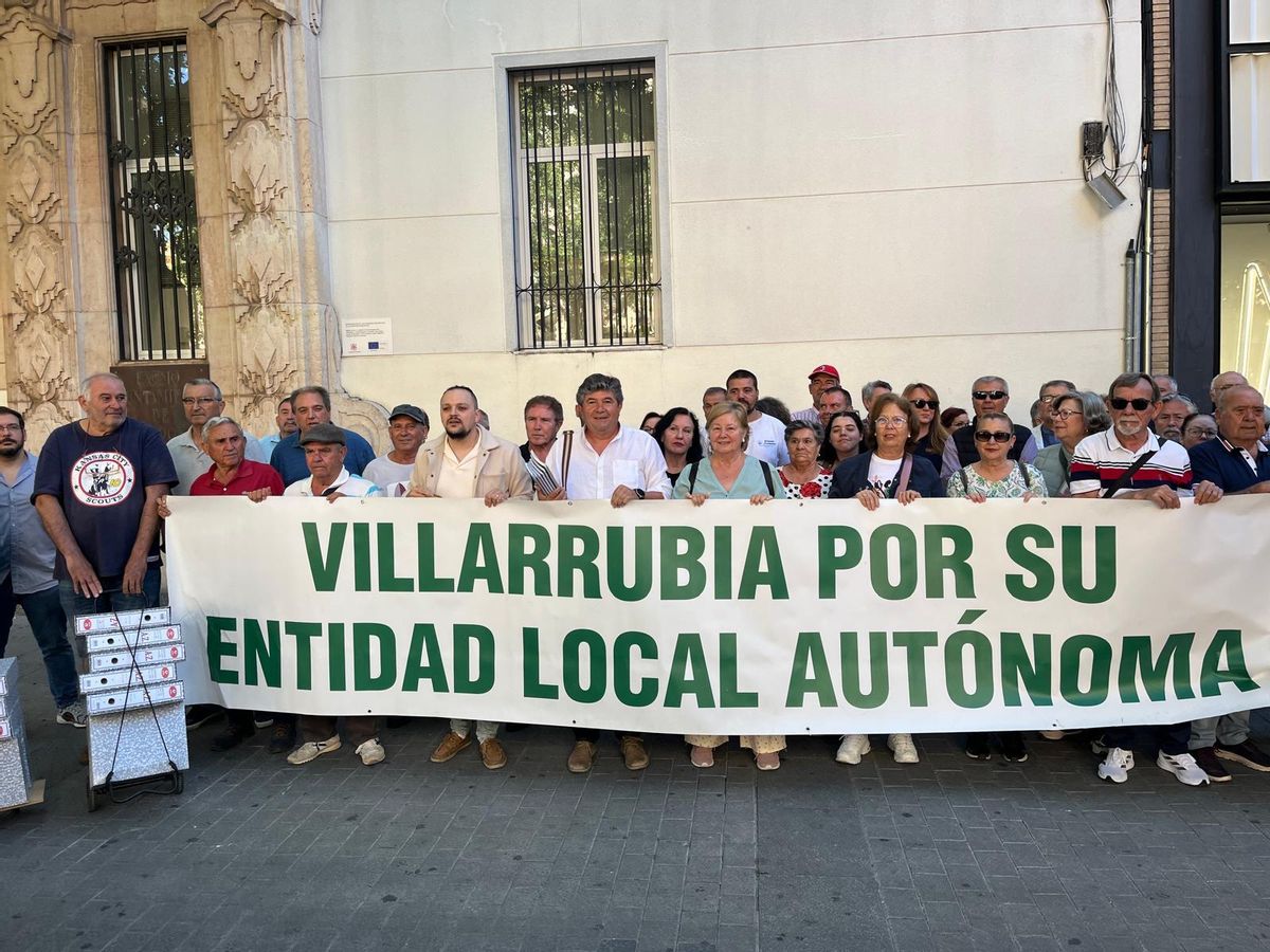 Vecinos de Villarrubia hicieron entrega ayer de 2.600 firmas pidiendo mayor autonomía.