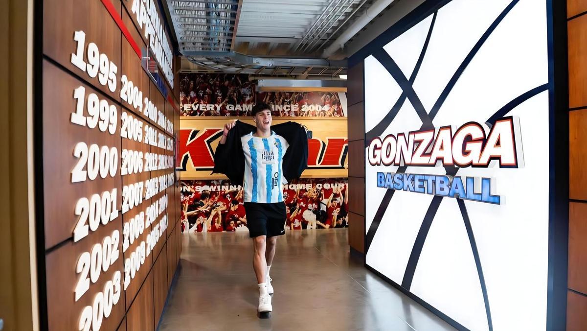 Mario Saint-Supéry llegó al pabellón con la camiseta del Málaga CF.