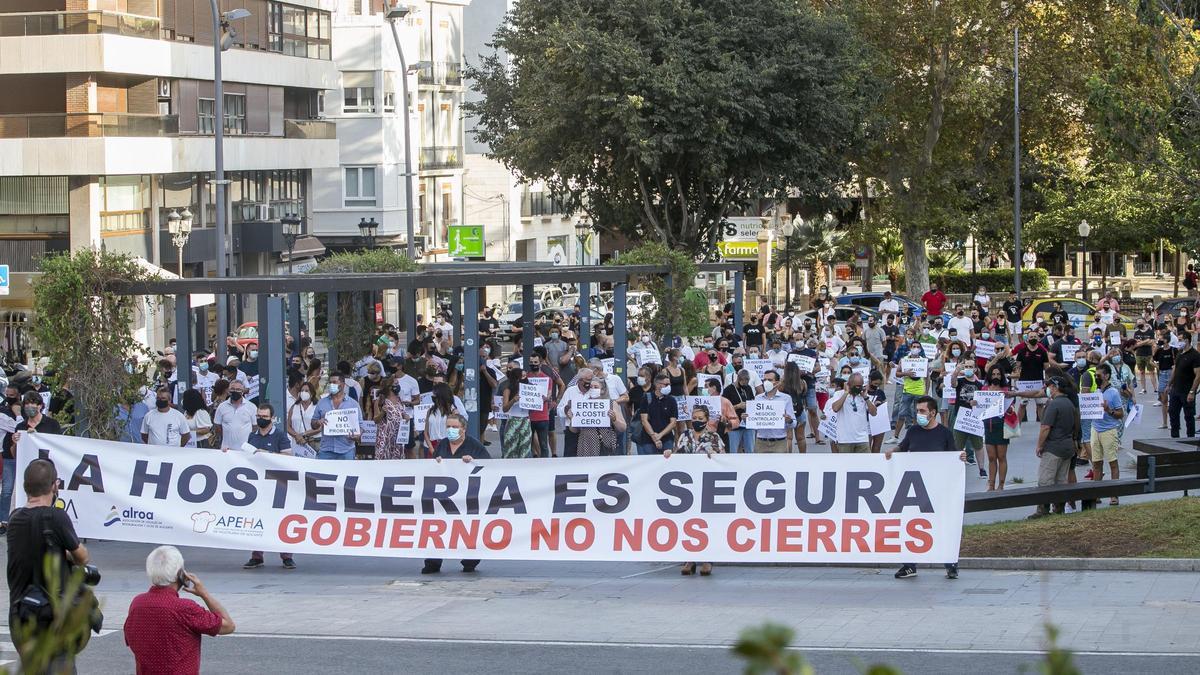 Un momento de la manifestación de los hosteleros de la provincia por Alicante en protesta por el «acoso» que entienden que sufren desde Sanidad.