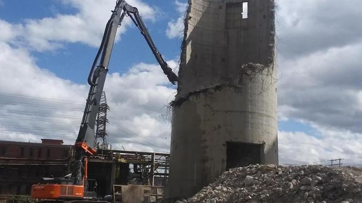 Los últimos restos de la chimenea de la central térmica de Lada, en el concejo de Langreo, cuyo derribo concluyó esta semana.