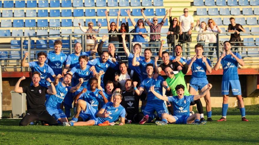 El equipo zamorano celebra la importantísima victoria. | CDV