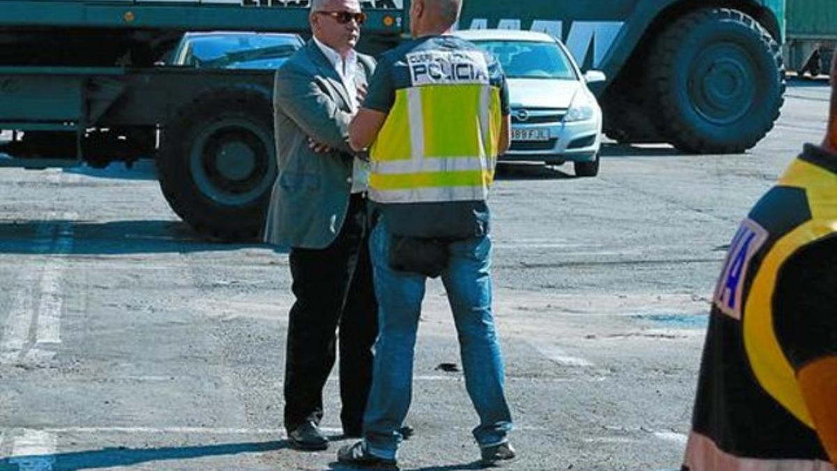 Mestre habla con un agente en el puerto poco antes de ser detenido, el pasado 22 de junio.