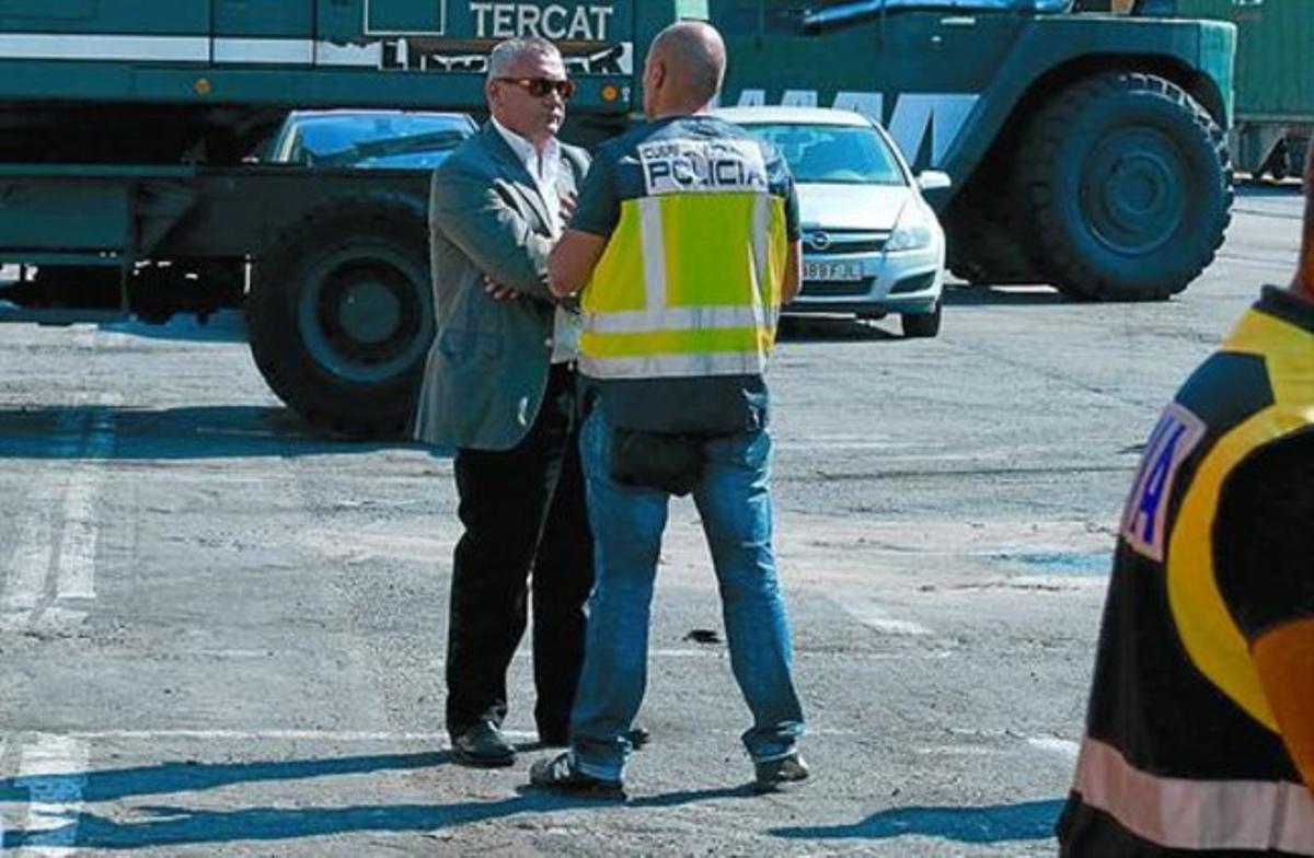 Mestre habla con un agente en el puerto poco antes de ser detenido, el pasado 22 de junio.