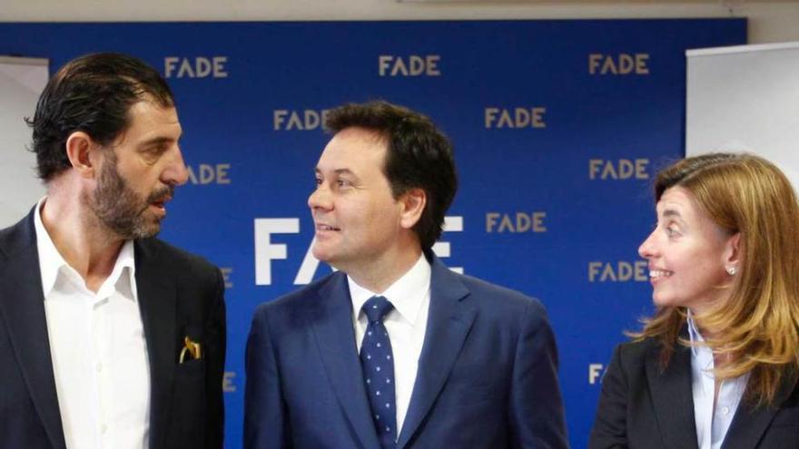 Por la izquierda, Pedro Luis Fernández, Francisco Blanco y Eva Pando, en la sede de FADE en Oviedo.