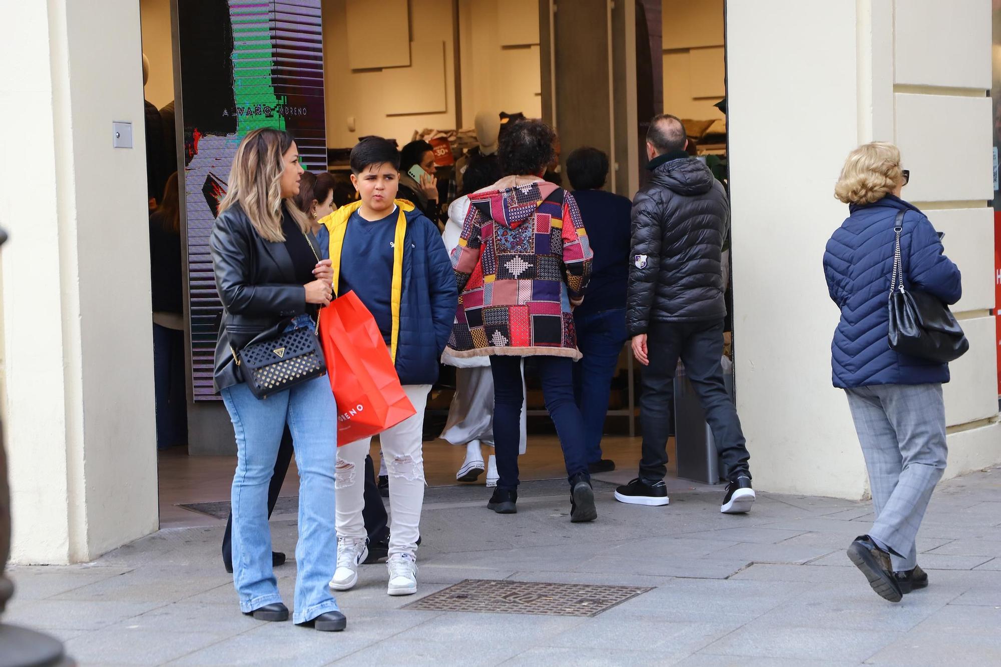 Turistas y cordobeses se echan a la calle