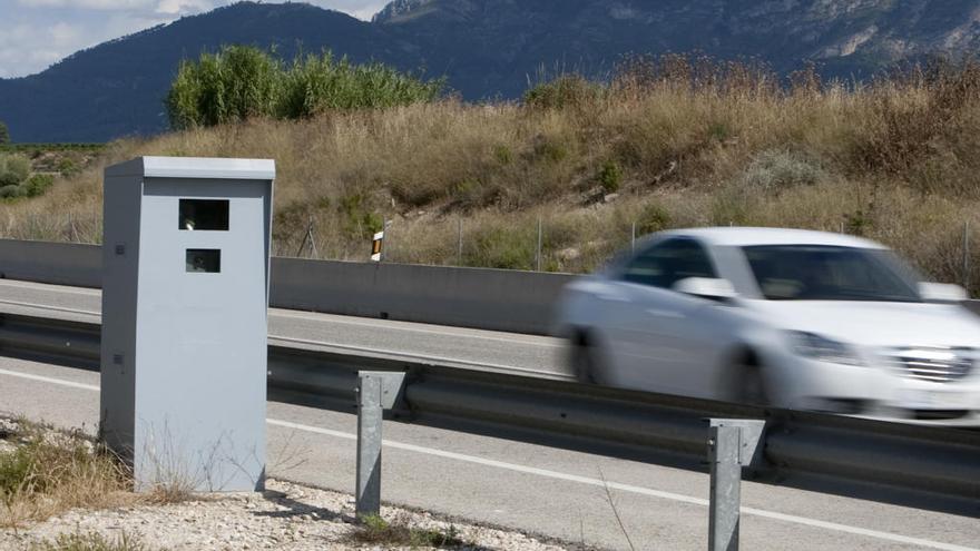 Un radar en una carretera de Valencia.