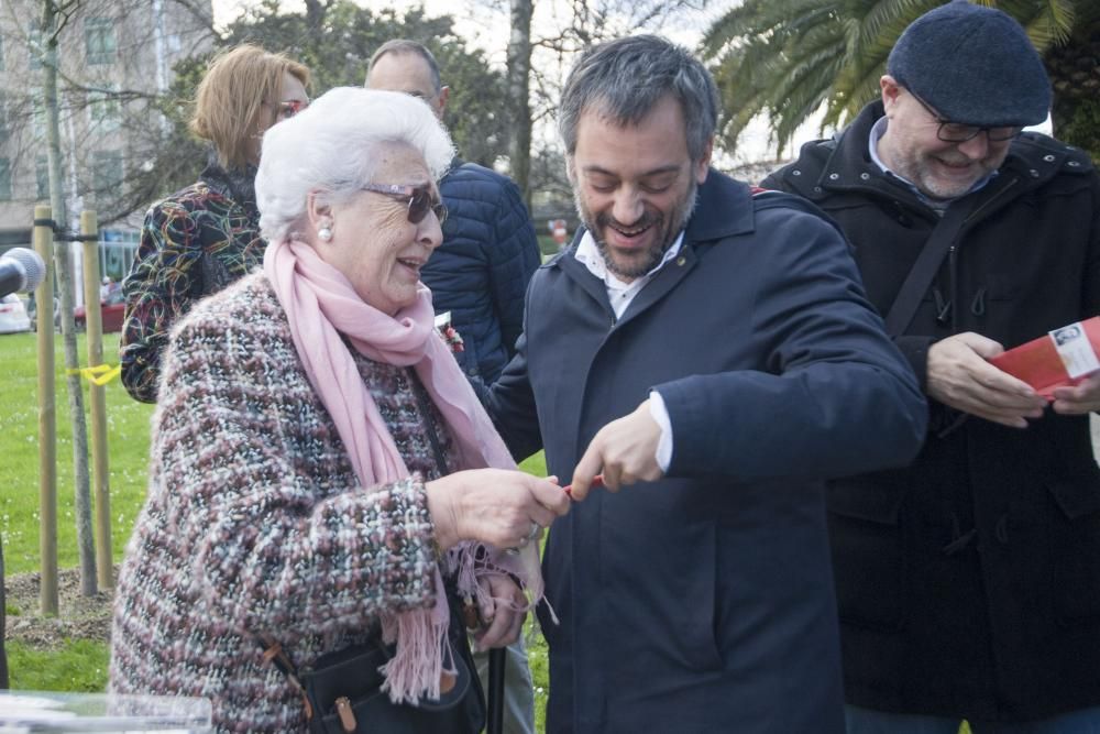 El diputado durante la Segunda República por A Coruña fue asesinado en el Campo da Rata en el golpe militar del 36. En el acto estuvo presente su hija, entre otros familiares, el alcalde y la CRMH.