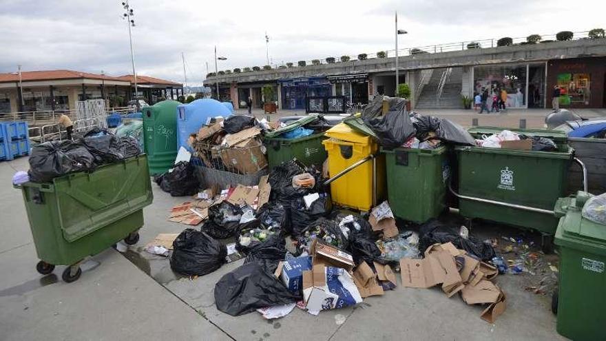 Basura acumulada desde hace varios días en el recinto del Puerto Deportivo.  // Gustavo Santos