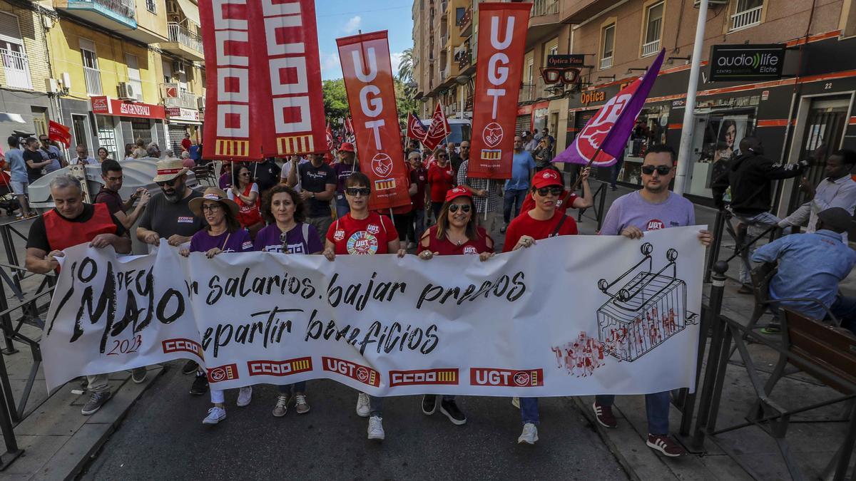 Un millar de personas participa en el 1º de Mayo en el centro de Elche