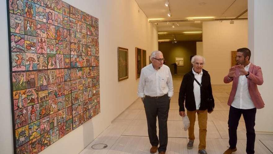 Carlos Valle, José Solla y Xosé Leal, ayer recorriendo la exposición en el Museo de Pontevedra. // R.V.