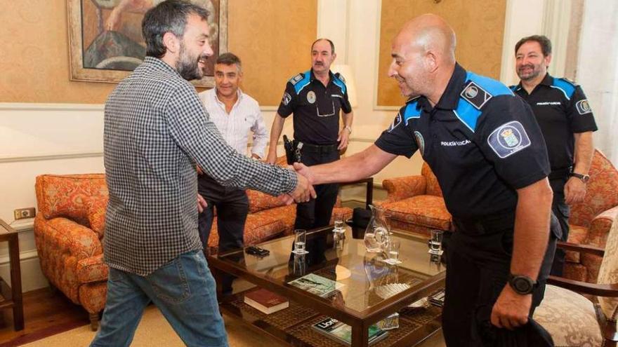 Ferreiro, saludando a Riobó, ante la mirada de Touriñán y los jefes del 092 Velilla y Ponte (de izquierda a derecha).