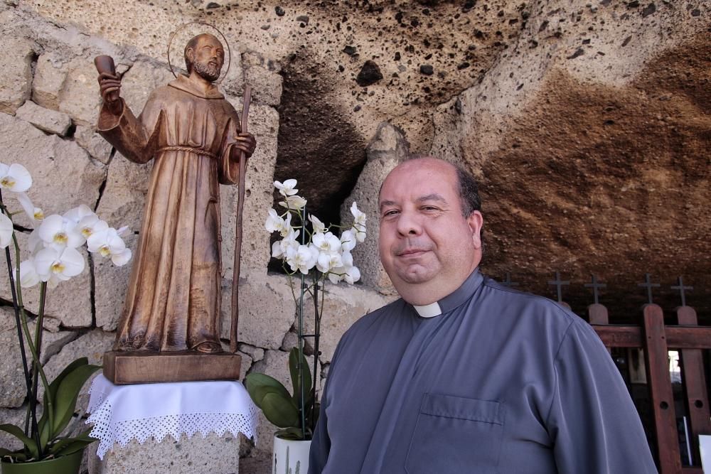 Macario López, en la Cueva del Hermano Pedro