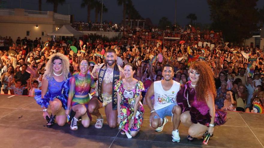 Javier Yeste, Mr. Gay España 2023, en el centro, tras el pregón en la Plaza de Antonio Cortijos. | JAIME ZARAGOZA