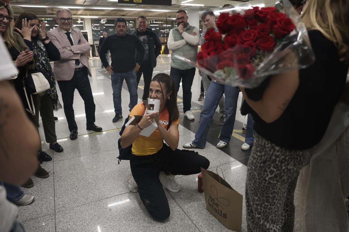 Así ha sido la llegada de la deportista Esperança Cladera al aeropuerto de Palma