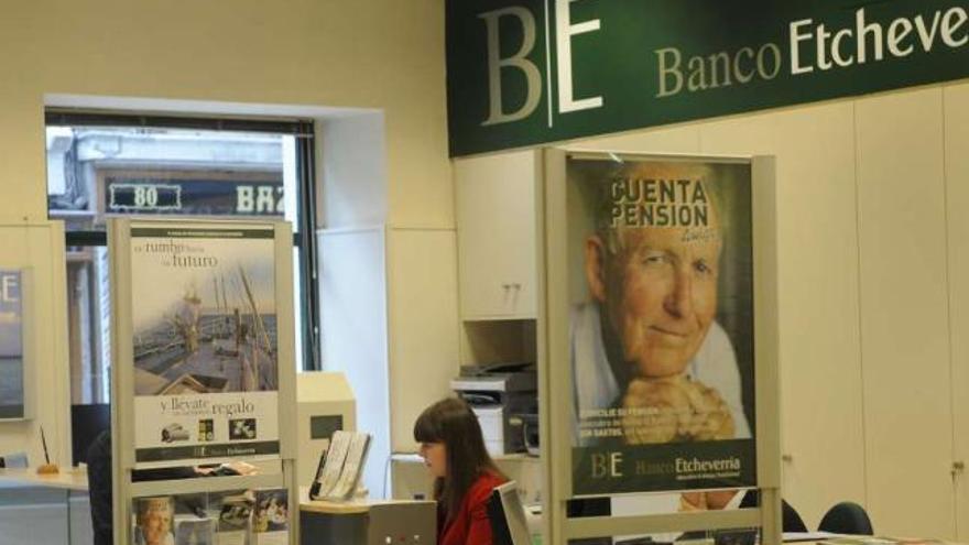 Interior de una oficina coruñesa del Banco Etcheverría. / carlos pardellas