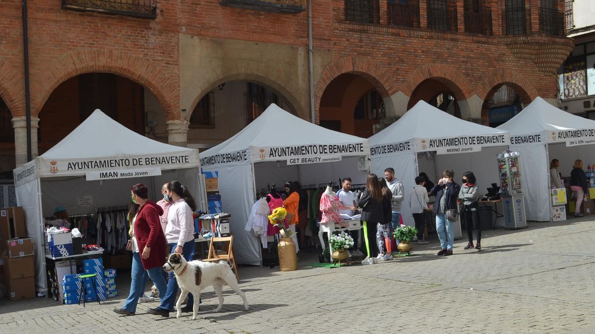 Algunos de los expositores de la Feria del Stock y Pequeño Comercio de Benavente. / E. P.