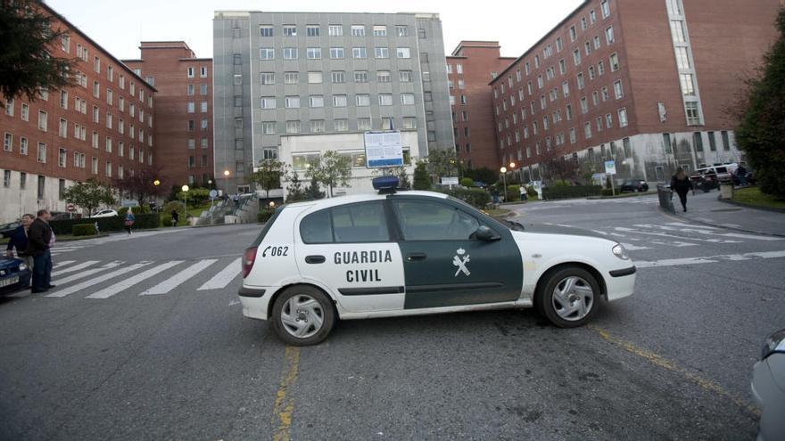 Un coche de la Guardia Civil en Oviedo.